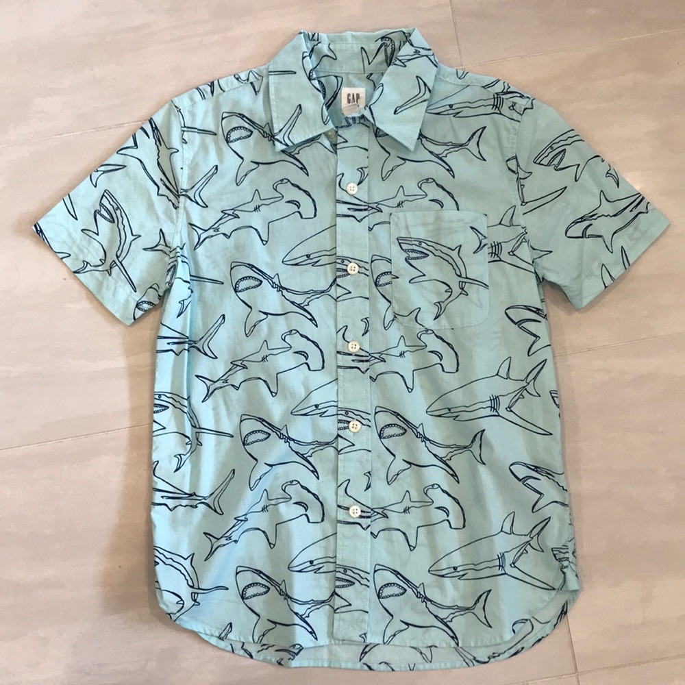 Gap Kids. Short sleeve button shirt - shark print